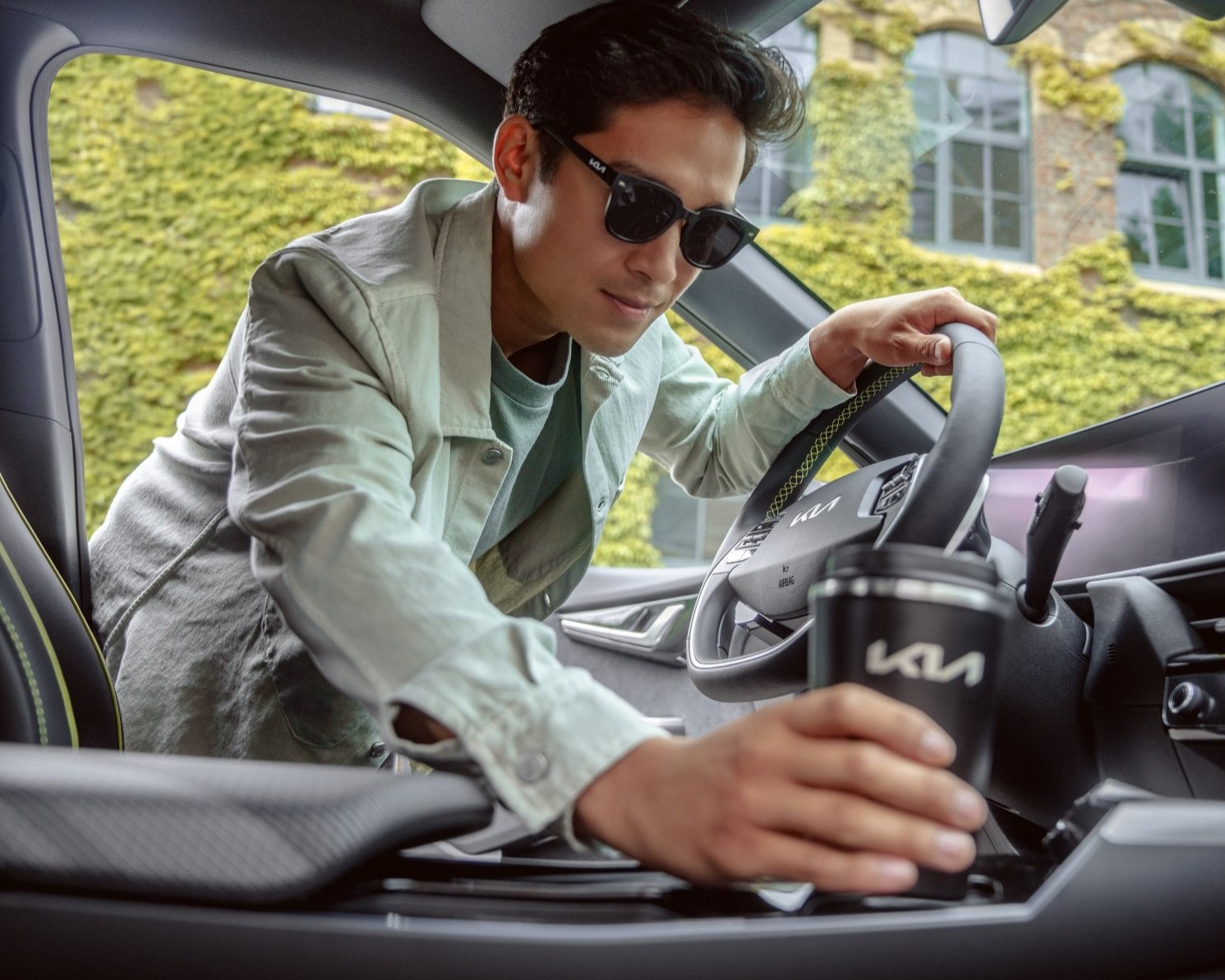 66951ADE4601-66951ADE55_IM_Kia_travel_mug_and_sunglasses_01_rgb_72